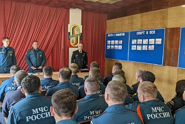 Поздравления принимают пожарные